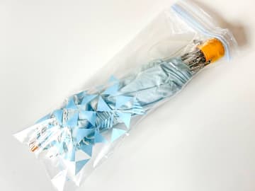 小松菜、パスタがすっきりと入る　１００均のフリーザーバッグに「１１０円でこれは買い」