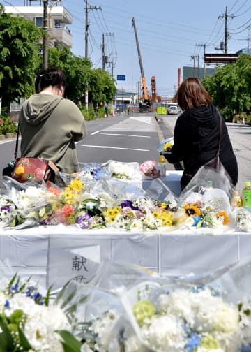 道路陥没…引き上げられた遺体は成人男性、骨格などから判断　死亡に結び付く外傷なく死因不明　女児と花を手向けた母「悲しい」　事故の2日前に通った男性「自分が落ちても不思議ではなかった」