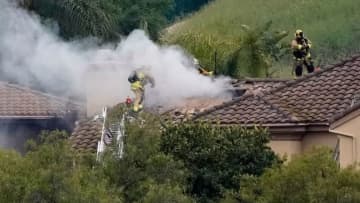 小型飛行機が住宅２軒に墜落、２人死亡　米カリフォルニア州