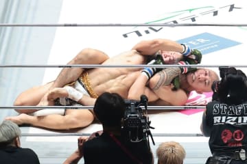 【ＲＩＺＩＮ】山本アーセンが２年ぶり白星　恋人・三浦彩佳とラブラブ強調「そのうちアヤカロックで決める」
