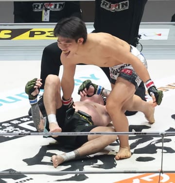 【ＲＩＺＩＮ】篠塚辰樹はＭＭＡデビュー戦１３１秒ＴＫＯ負け　勝利のヒロヤ「男気は認めてあげてください」