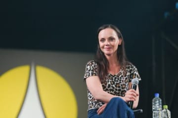 クリスティーナ・リッチ『アダムス・ファミリー』コスプレイヤーと共演