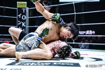 【RIZIN】「右目の上が膨らんでいる……」ヒロヤ、無慈悲の鉄槌で篠塚辰樹にTKO勝ち　左腕を封じた“圧勝劇”にスタンディングオベーション