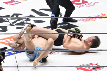 【RIZIN】桜庭ジュニア・大世、プロ2戦目は一本負けで涙　キャリア60戦以上のベテランの腕十字にたまらずタップ