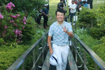 浅地洋佑が”難攻不落“の和合を制しツアー4勝目「本当にうれしい」　宮里優作、岩田寛1差2位