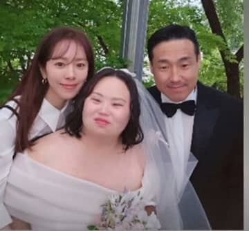 人気女優ハン・ジミン、ドラマ共演したダウン症の女優兼作家の結婚式で祝福SHOT