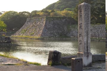毛利輝元が築いた萩城、天守がないからこそ際立つ石垣のモノクロームな美しさ