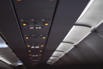 離陸直後、機内の天井が落下。配線が剥き出しになる様子も→映像がSNSで拡散