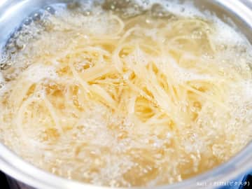 パスタと一緒に入れるのは『塩』ではなく？　「くっ付かなくて驚いた！」