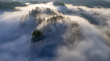 雲台山に雲海、水墨画のような光景に　中国貴州省