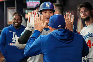 大谷翔平とマッチョ対決!?　仲良し同僚と「フン！」…“珍行動”に米注目「気に入った」