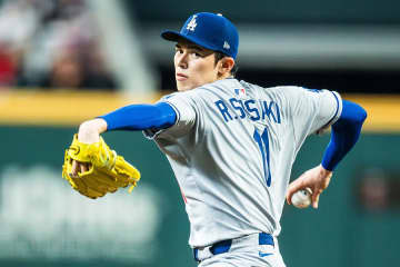 佐々木朗希の初勝利に見えた“異例の光景”　深夜の敵地ロッカーに響いた「歓喜の舞」