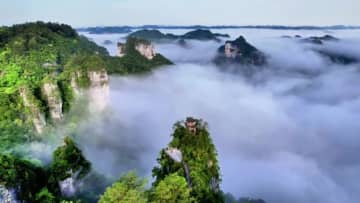 雲台山に雲海、水墨画のような光景に　中国貴州省