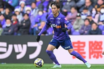「神トラップ」サンフレ東俊希の“背面ビタ止め”に反響！「相変わらずトラップ上手いな」「本当にえぐいよね」