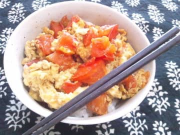 カレー味×卵が食欲そそる！お手軽「どんぶり」レシピ