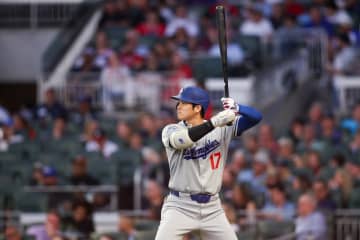 ３時間６分遅れも無問題　大谷翔平がバックスクリーンへの８号ソロで佐々木朗希を「援護射撃」