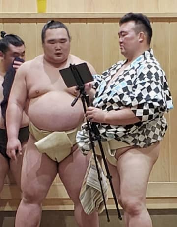 十両の白熊、動画で指導受ける　二所ノ関部屋で26番