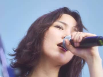 のん、初の海外フェスをデニムショーパン姿で参戦