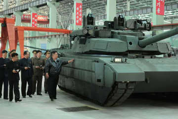 金正恩氏「第２次装甲武力革命を起こす」戦車工場を現地指導