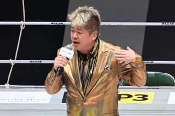 「なんの時間これ」　RIZINリングにまさかの人物が登場→熱唱…ネット騒然「誰が聞きたいねん」「オレは結構好き」