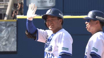 【DeNA】7年目・勝又温史がプロ初スタメン＆プロ初ヒット　記念ボールを受け取った戸柱恭孝は“スリスリ”と両手でなでる