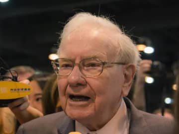 「オマハの賢人」ウォーレン・バフェット(94)、ついに引退。「グレッグがCEOになるべき時が来た」
