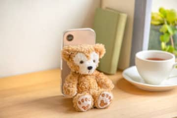 ダッフィー初の「スマホぬいぐるみ」発売 スマホにぬいぐるみを付けてスタンドにできる