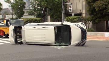 フロントガラスは粉々に…ミニバンが乗用車と衝突し横転　5人軽傷　東京・港区