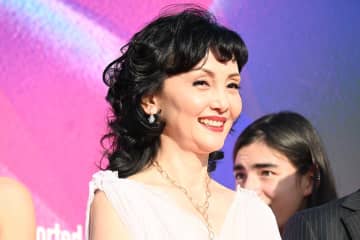 61歳・南果歩、エレガントなロングドレス姿で登場　横浜国際映画祭に初参加「ほんとに幸せです」