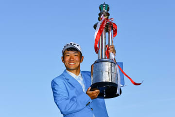浅地洋佑が4年ぶり4勝目に涙 1打差2位に宮里優作と岩田寛