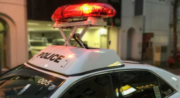 綾瀬市　乗用車が突っ込み、店舗兼住宅が全焼　50代の運転手が骨折