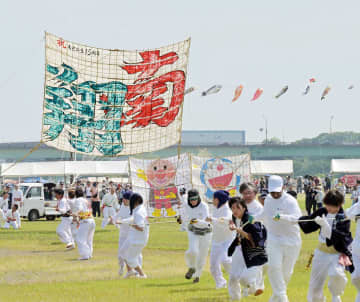 相模川　大凧が青空に舞い上がる　大谷翔平選手にちなむ「喜翔」も登場