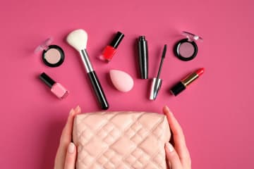 オバサン確定!?残念メイクの40代のポーチの中に「必ず入ってるもの」とは