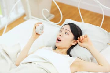 『朝寝坊してしまう人』の特徴5選　遅刻癖を直すためにできる対策とは？