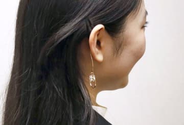 耳に着けないイヤリング、手軽なおしゃれ　考案の中学生社長、アイデア絶えず