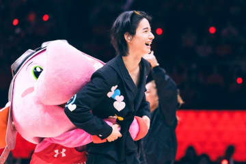 JO1佐藤景瑚、Bリーグで“バナ活”炸裂！　千葉ジェッツ戦にサプライズ登場