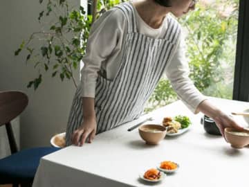 家事の時間を心地よく。つくり手の工夫が詰まった「エプロン＆割烹着」4選