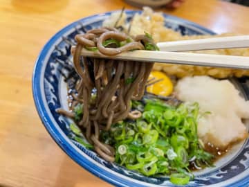 京都・寺町、明治時代創業の老舗飲食店で味わう人気メニュー「田舎そば」