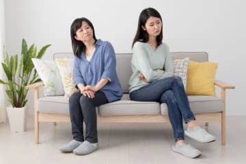 『子離れできていない親』の特徴4選　どんな悪影響がある？どうしたら解決できるの？