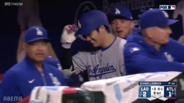 こんなに喜ぶ大谷翔平は珍しい！？ 会心8号弾→ロハスと“大はしゃぎ” ベンチで「ニコ谷」3戦ぶりアーチ直後に捉えた一幕