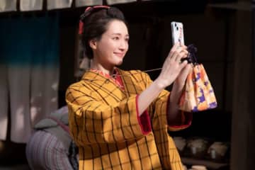 『べらぼう』“九郎助稲荷”綾瀬はるか、町娘姿で登場　スマホ自撮りショットに反響「可愛すぎる」「インスタやってんの！？」