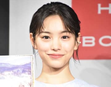 當真あみ、柏餅を手ににっこり　セーラー服の撮影オフショットに「可愛い」の声続々