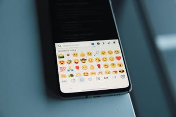 絵文字の使い方で性格がわかる!? ナルシストの傾向は…