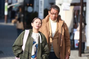 『続・続・最後から二番目の恋』第4話　“千明”小泉今日子＆“和平”中井貴一、“真平”坂口憲二の様子が気になってしまう