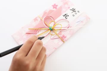 夫婦で結婚式に参列、ご祝儀は「5万円」or「7万円」どちらが無難？ 間違えると失礼になるケースとは
