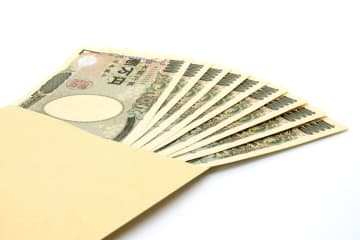 数年前に父が亡くなり「年金生活」の母。年金額は専業主婦だと「月7万円」ほどだと思うのですが、さすがに生活が厳しいように感じます。子どもとして“援助”すべきでしょうか？