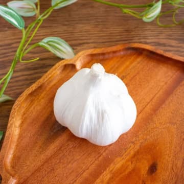 【秒でむける裏技！】「もっと早く知りたかった！」レンジで超簡単♡にんにくの皮むき