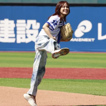 かつて“ダブルミリオンセラー達成”の歌姫が「３度目の正直となる」始球式でついにノーバン投球。ただ、本人の感触は100点満点ではなく…