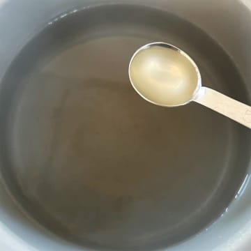 【もやし、ゆでる時に小さじ1杯入れてみて！】「え、こんなに食感変わるの！？」「ウソみたいにシャキシャキなんだけど…」