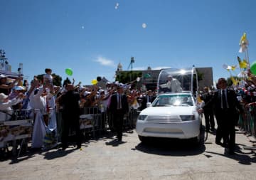 ローマ教皇車をガザ移動診療所に　「平和への最後の贈り物」